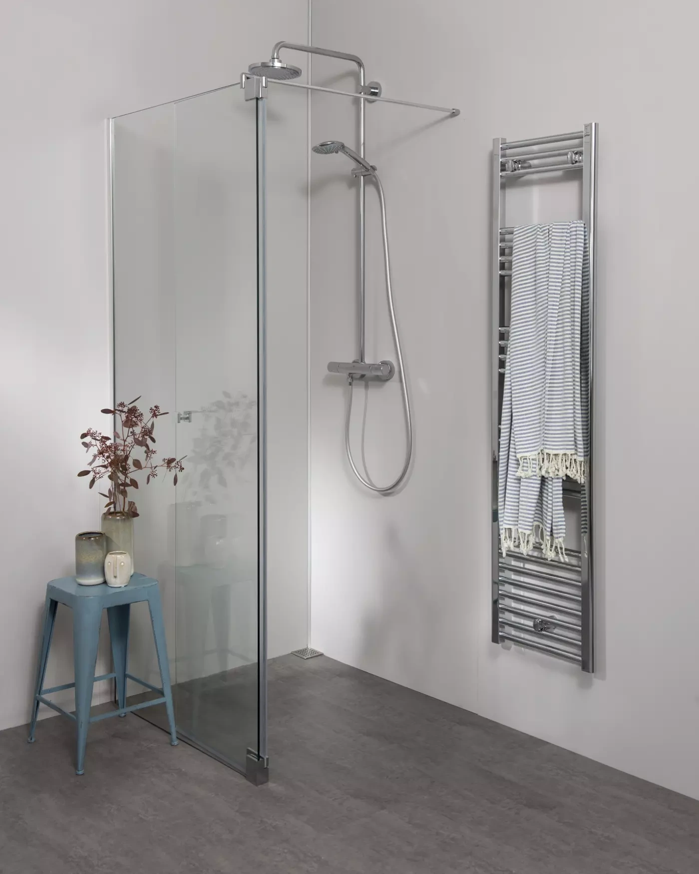 Dusche, Duschkabine, Glaswand, Handtuchheizkörper, Badaccessoires