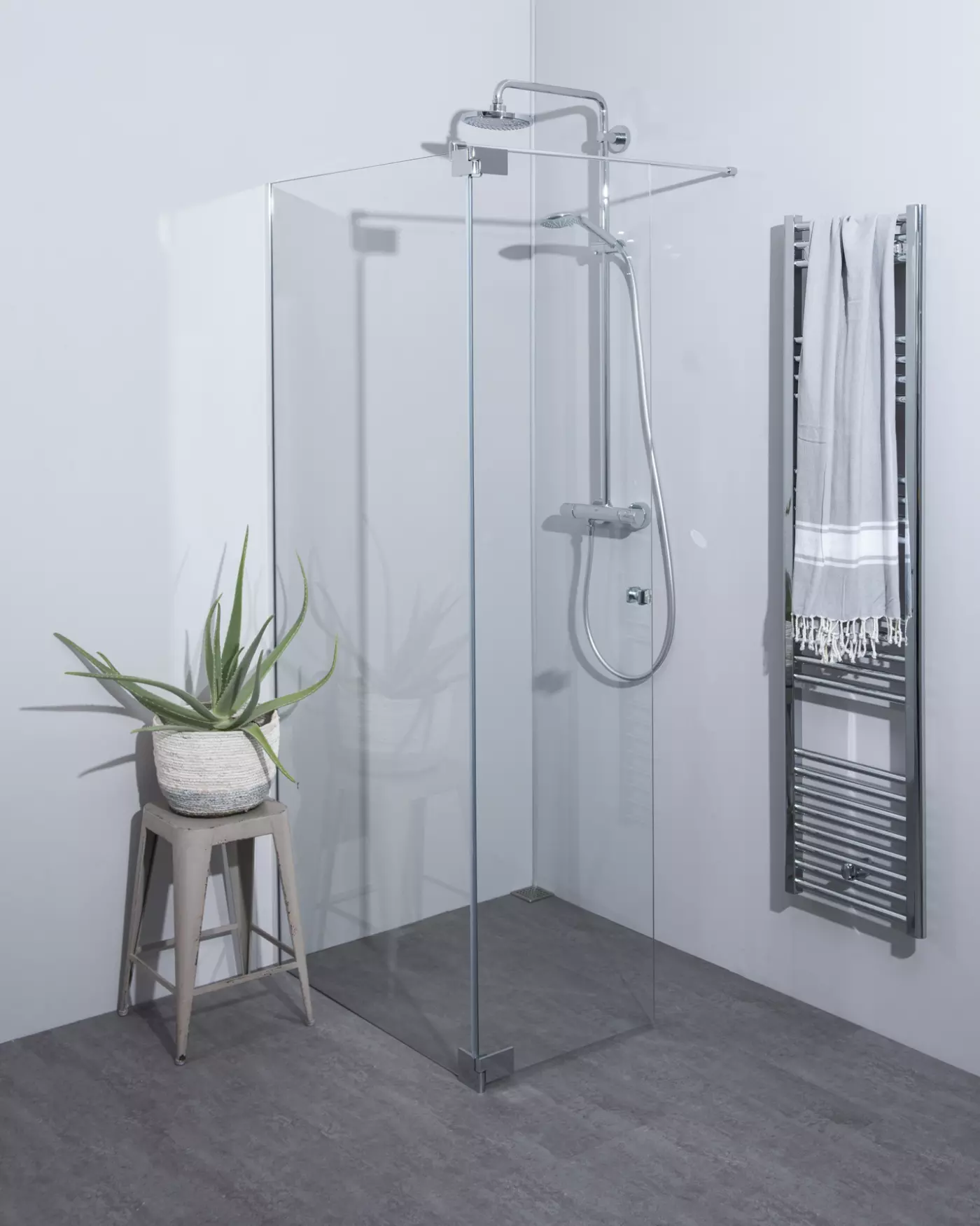 Begehbare Dusche: Duschwand mit Wandprofil & Klappteil