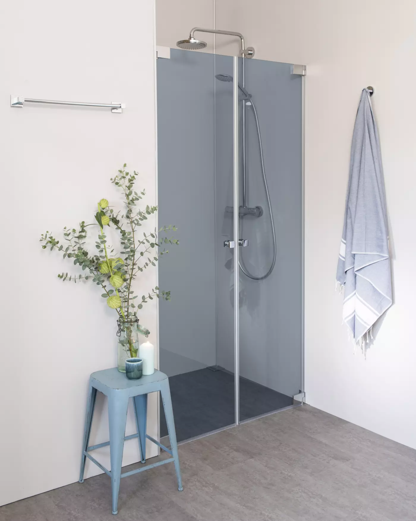 Nischendusche mit Doppelpendeltür an Wand nach Maß