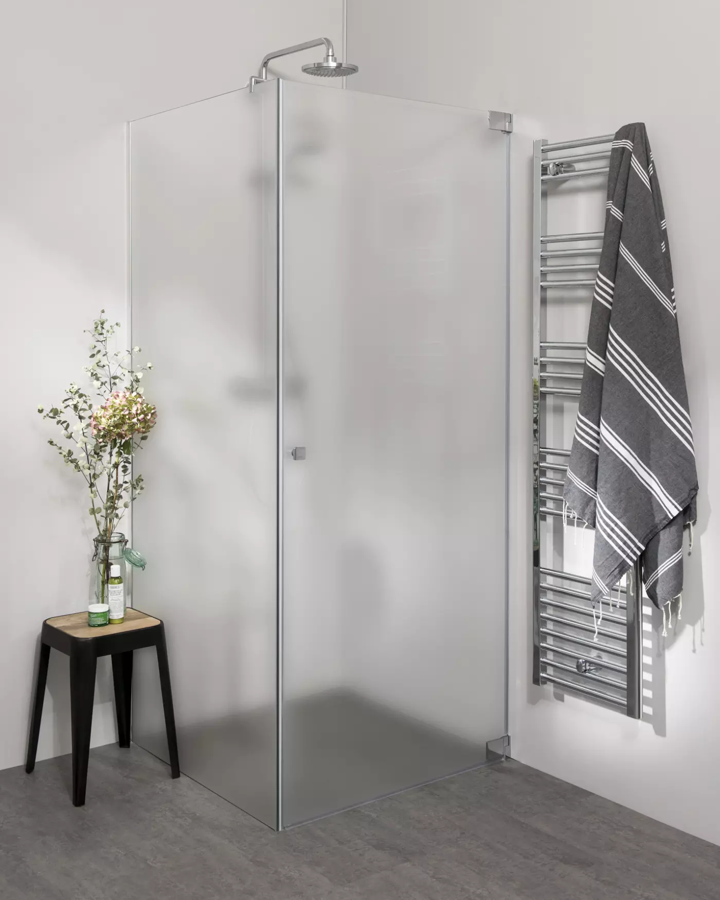 Teilgerahmte Eckdusche nach Maß mit Pendeltür an Wand und Festwand