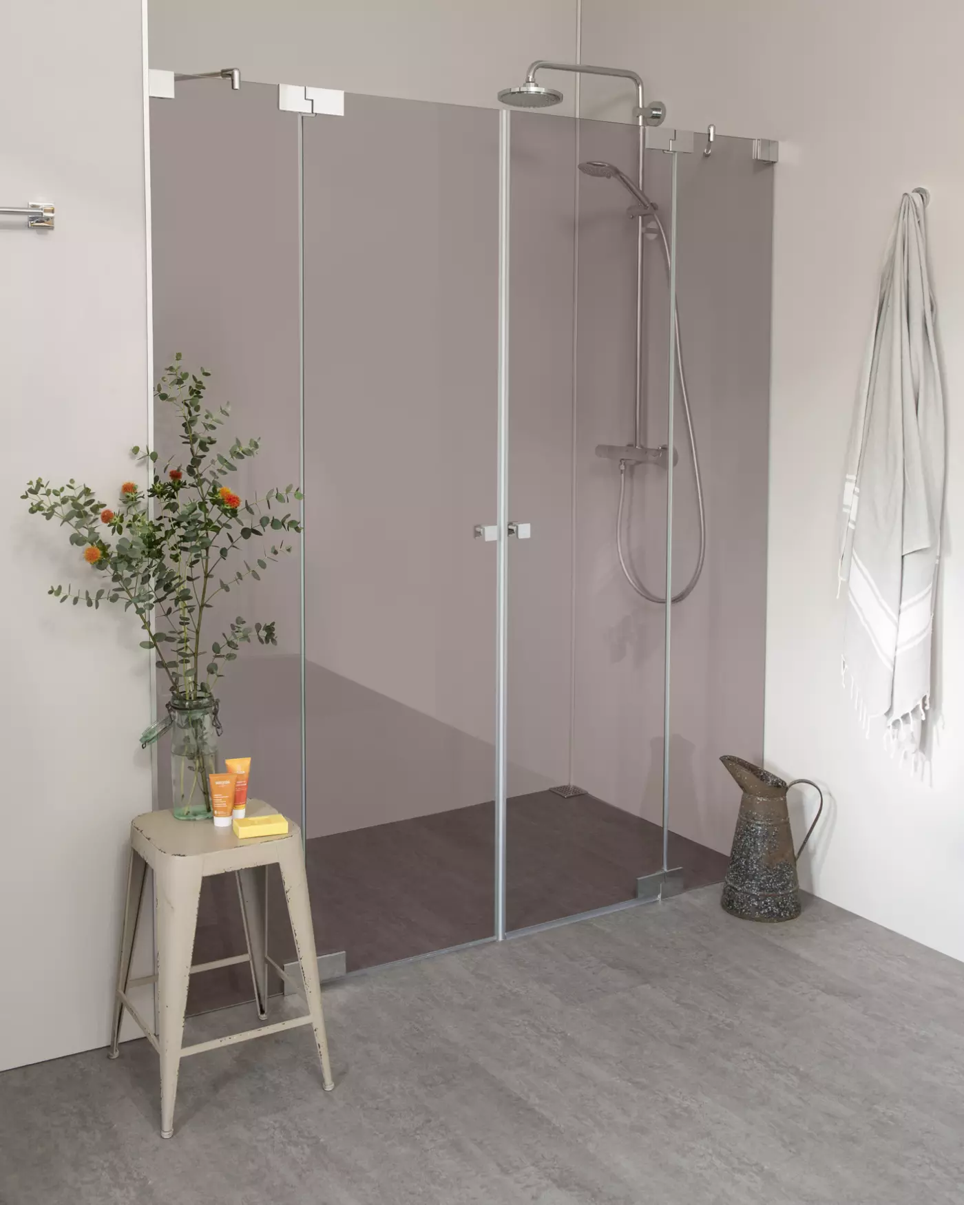 Nischendusche mit Pendeltür an Wand Sondermaße