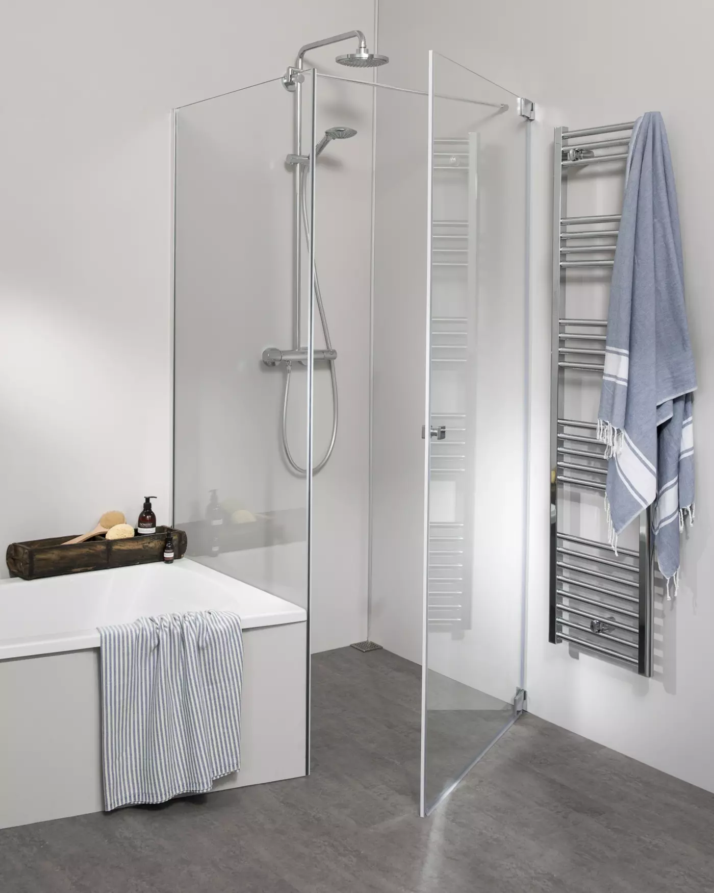 Teilgerahmte VSG Eck Duschkabine neben Badewanne mit Festwand verkürzt & Pendeltür, Maßanfertigung