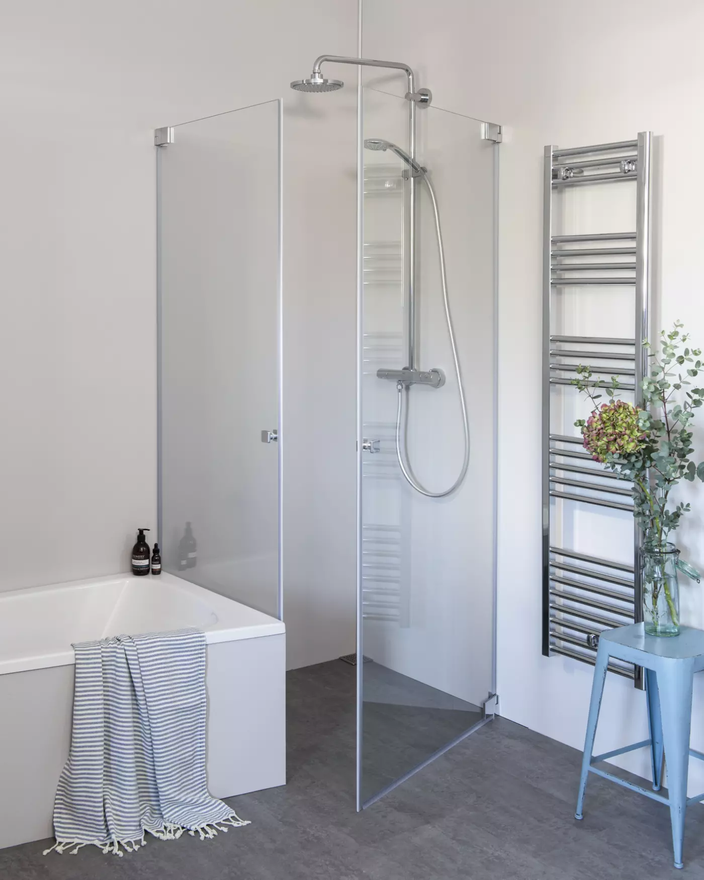 Eck Duschkabine neben Badewanne, 2 Pendeltüren an Wand