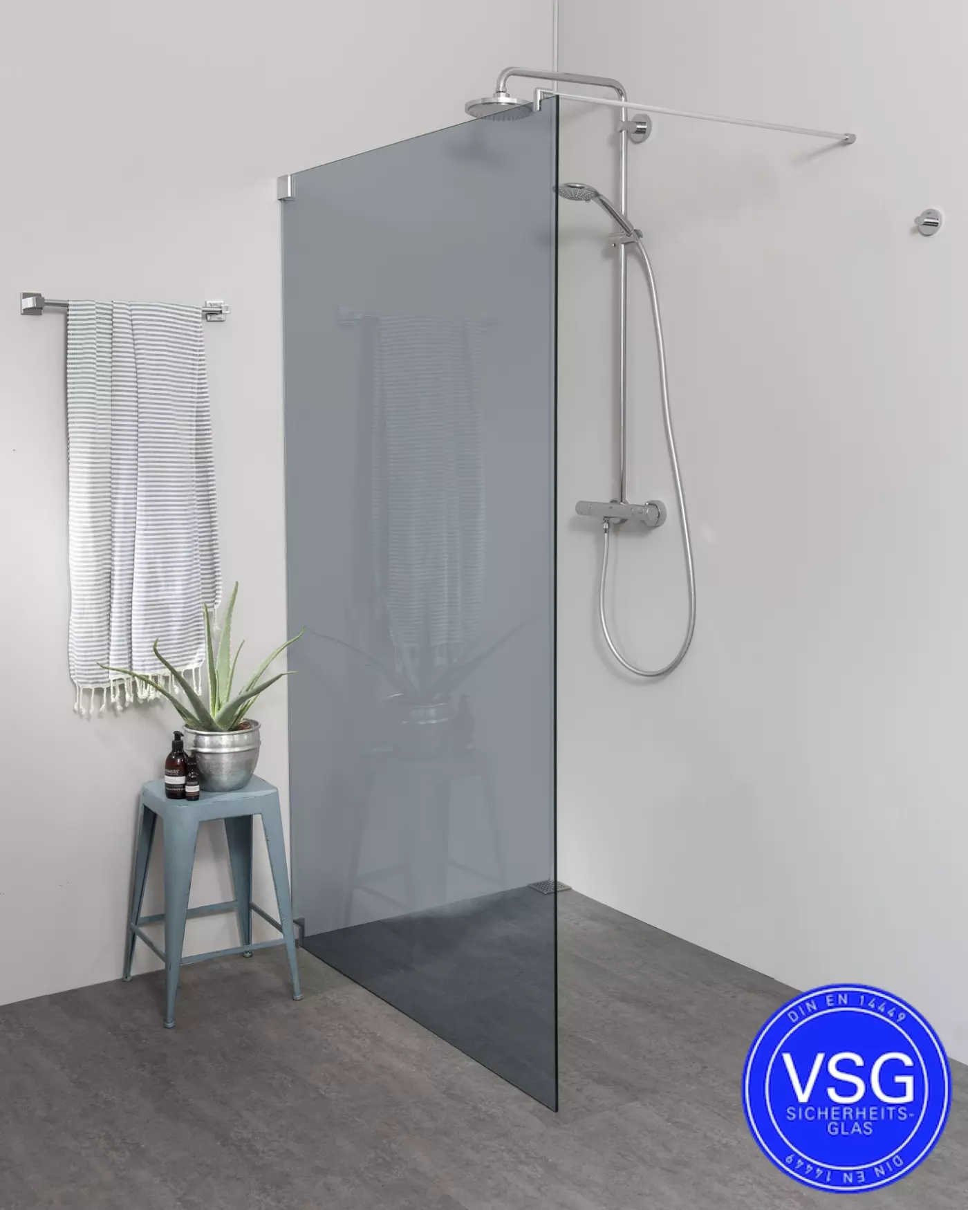 Begehbare VSG Dusche: Freistehende Duschwand Maßanfertigung