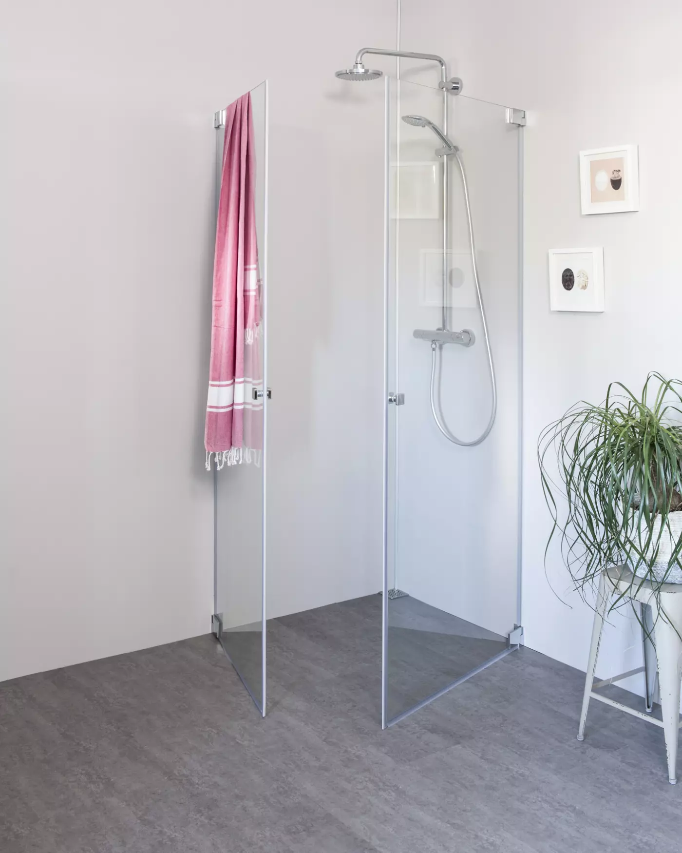 Eck Duschkabine mit 2 Pendeltüren an Wand