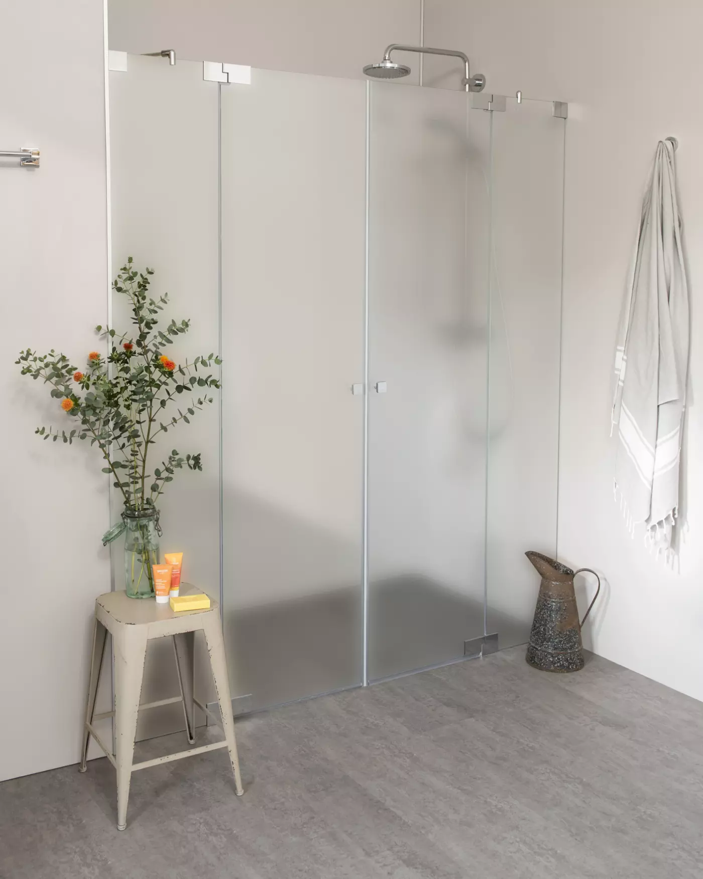 Nischendusche mit Pendeltür an Wand Sondermaße