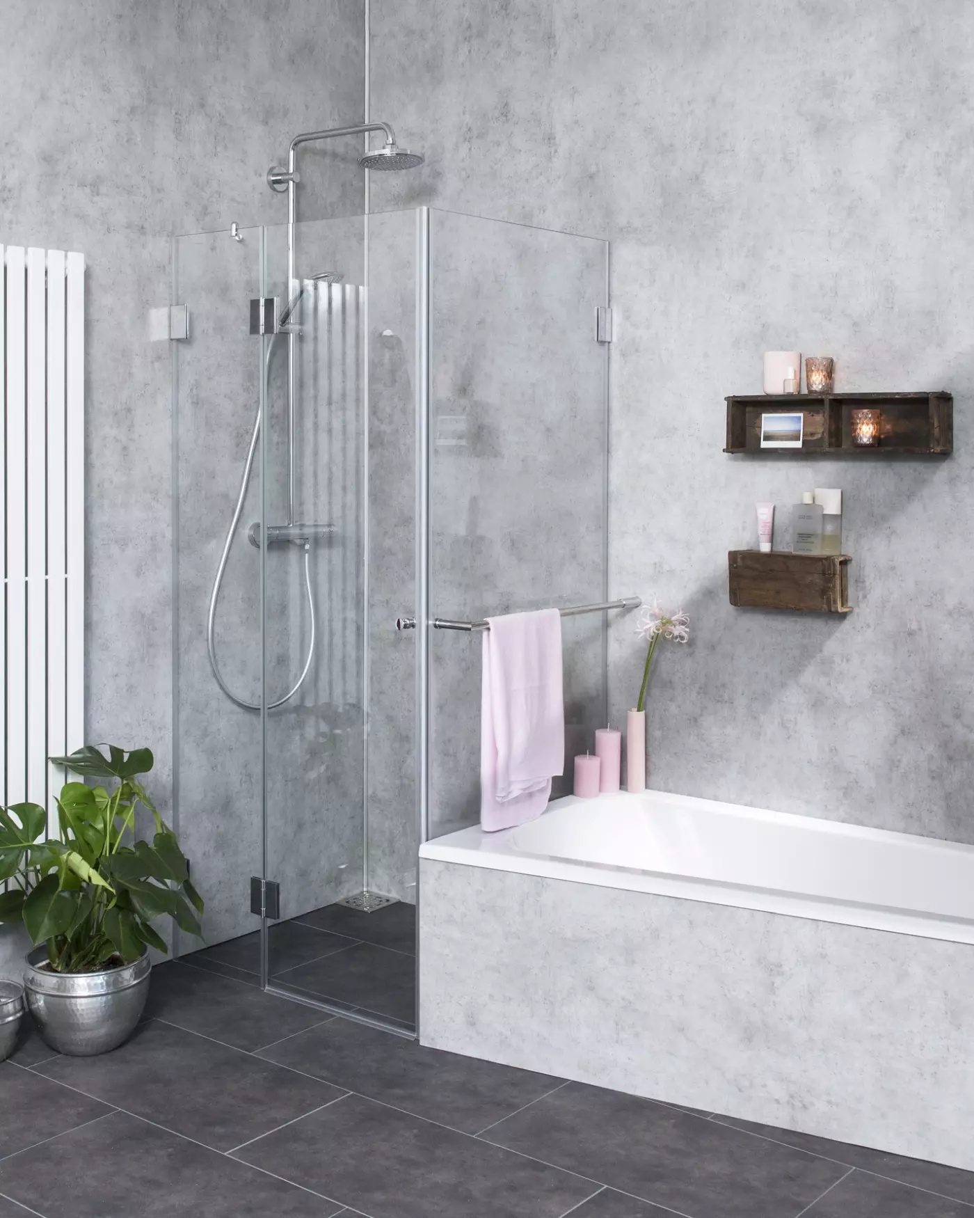 Bündige Eck-Dusche neben Badewanne mit Festwand verkürzt