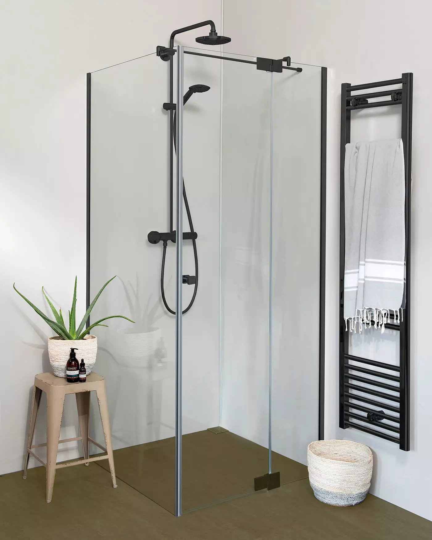 Teilgerahmte Eckdusche mit Pendeltür und Festwand