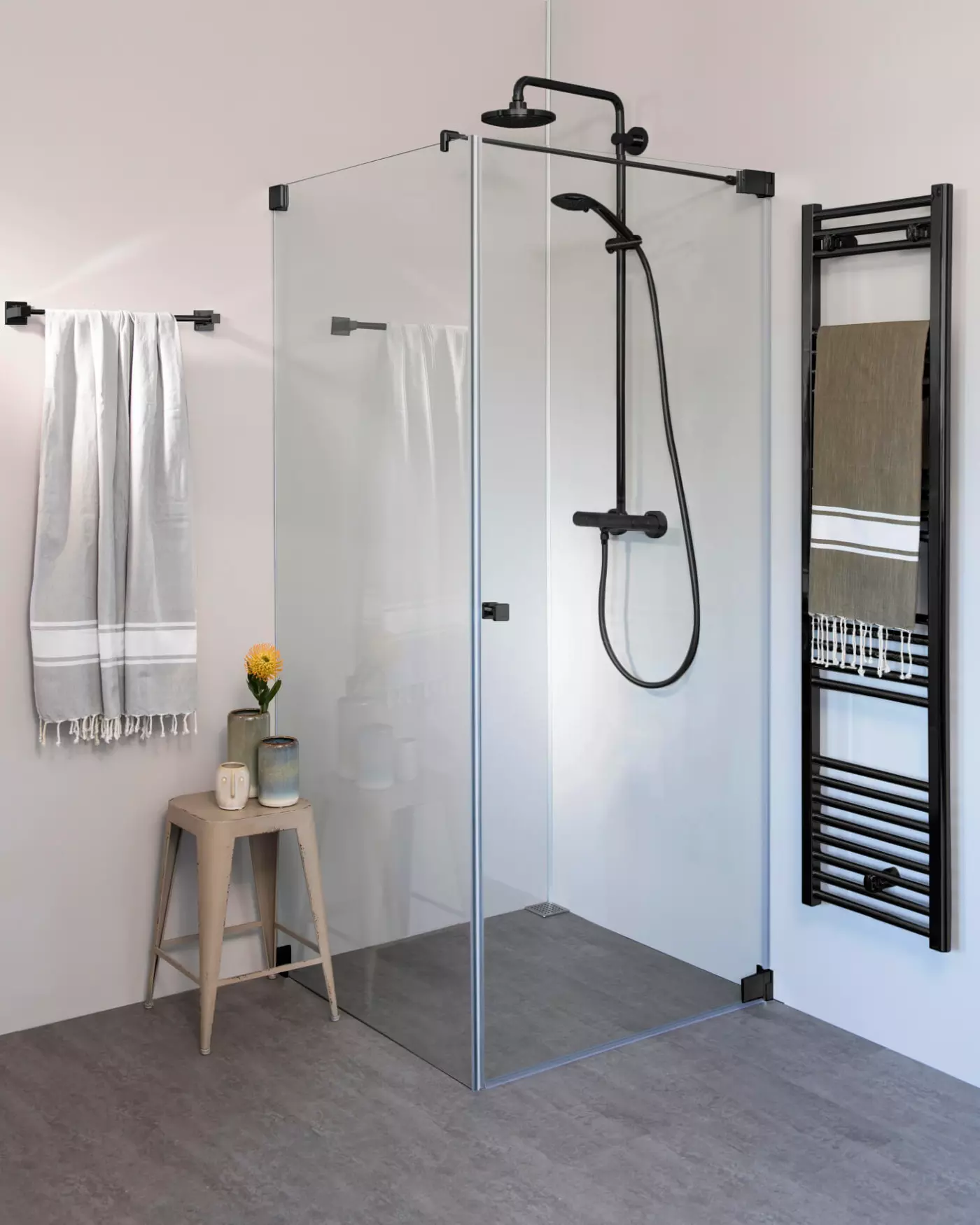 Eckdusche 100x90 mit Pendeltür voll öffnend und Festwand & Duschwanne