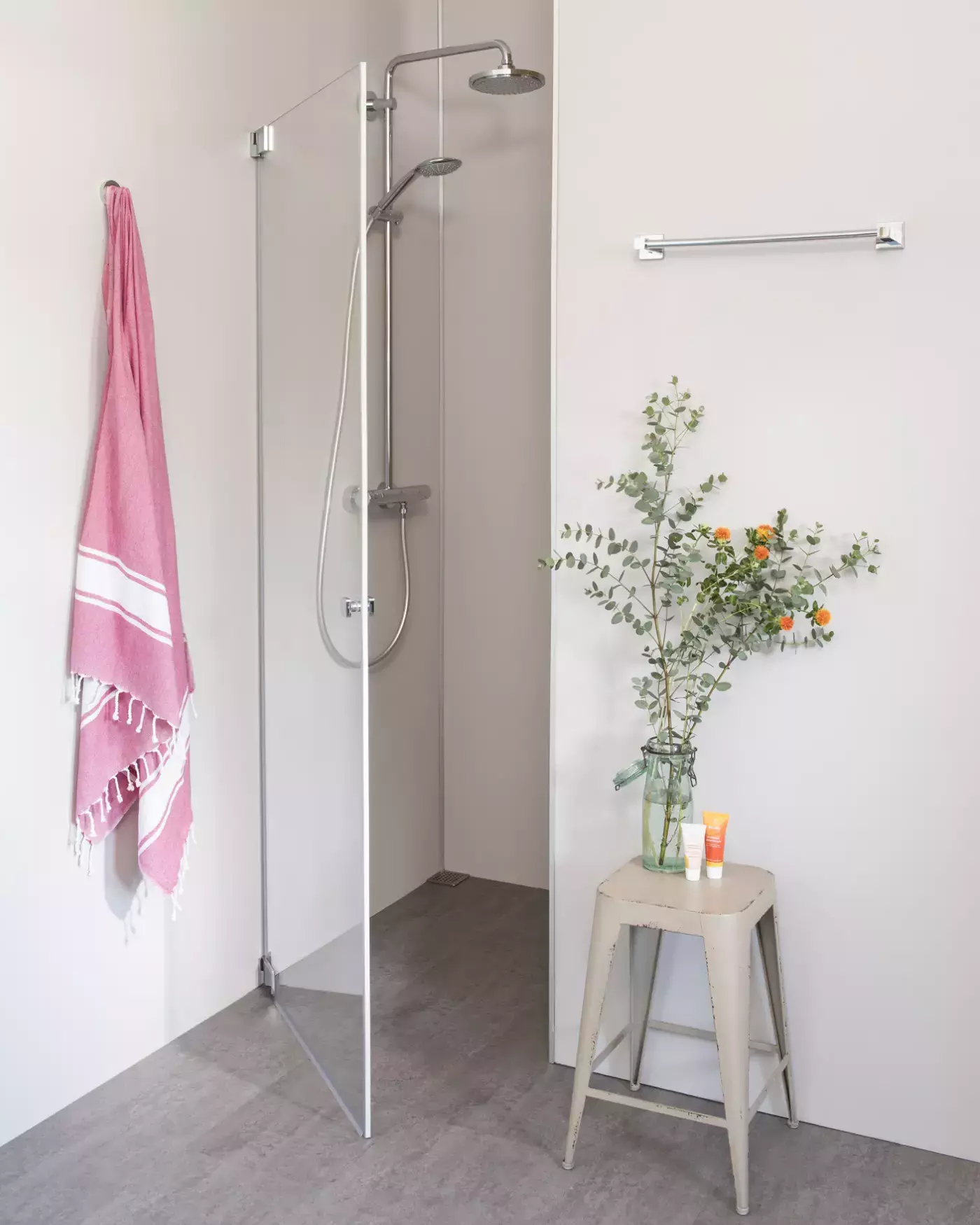 Nischendusche mit Pendeltür an Wand Sondermaße