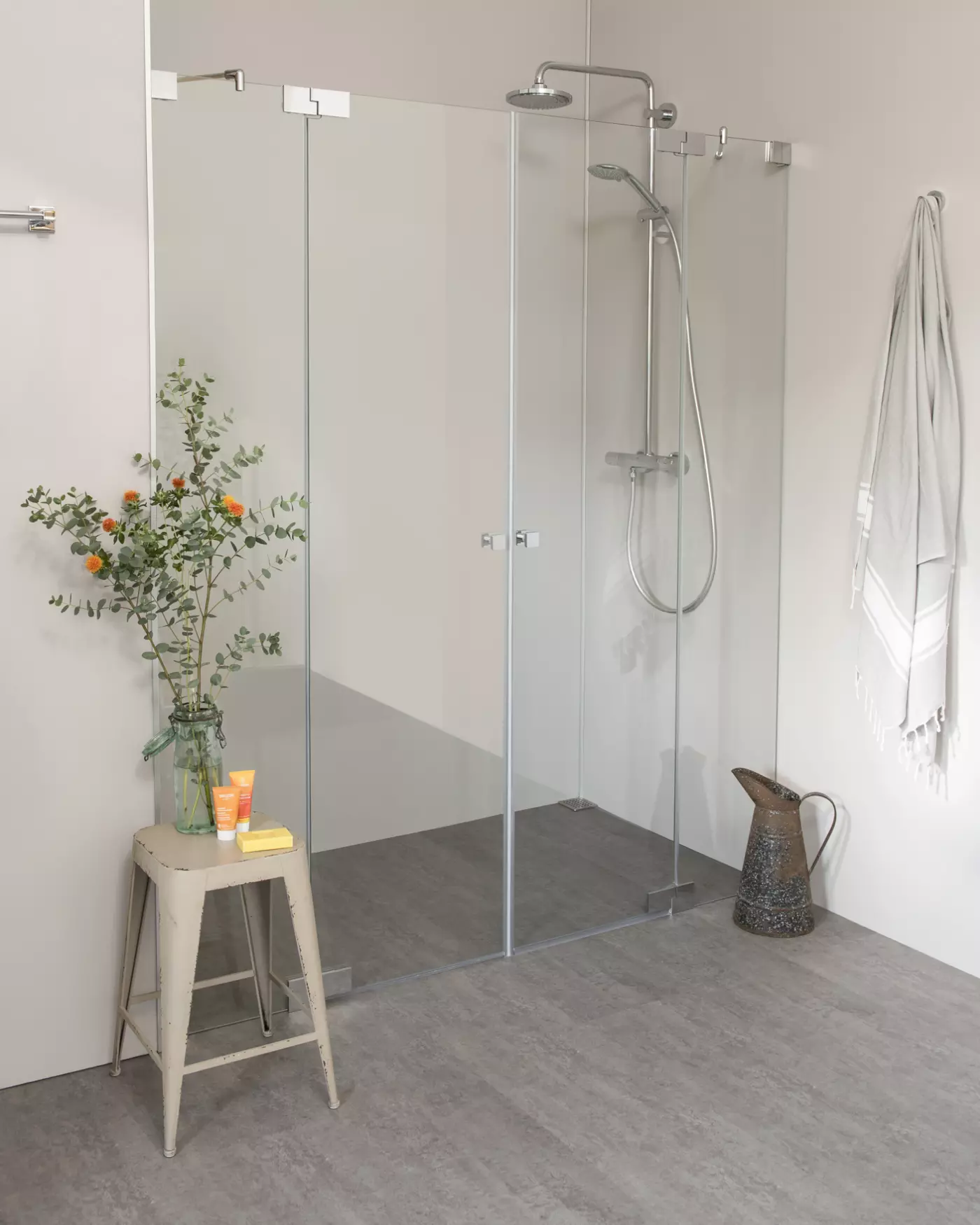 Nischendusche mit Pendeltür an Wand Sondermaße