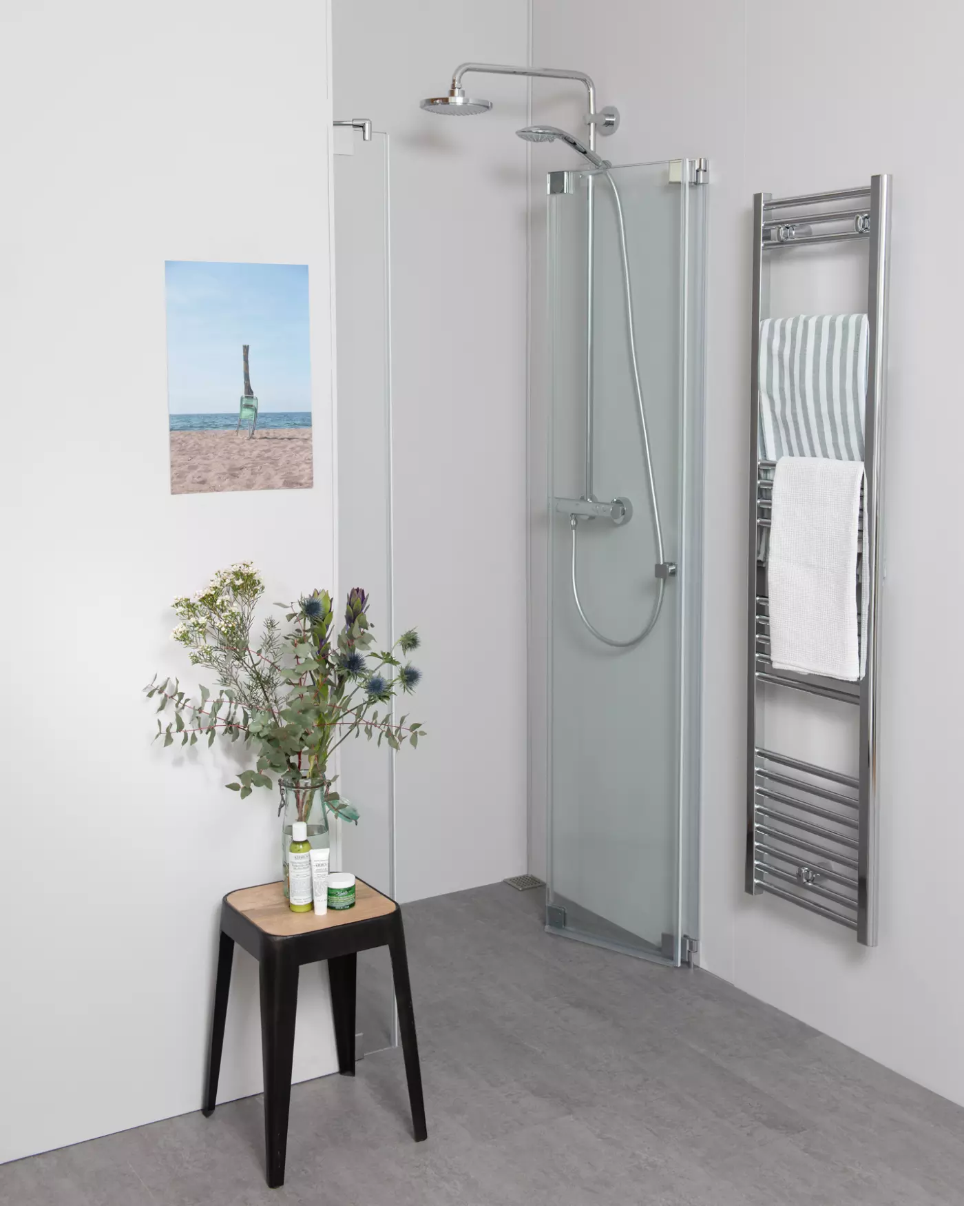 Nischendusche mit Pendeltür an Wand und zusätzlichem Festteil