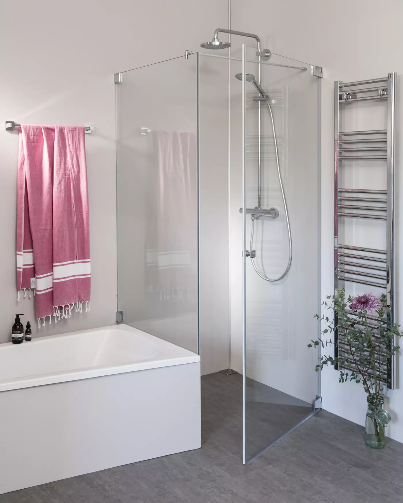 Eck Duschkabine neben Badewanne mit Festwand verkürzt & Pendeltür, Maßanfertigung