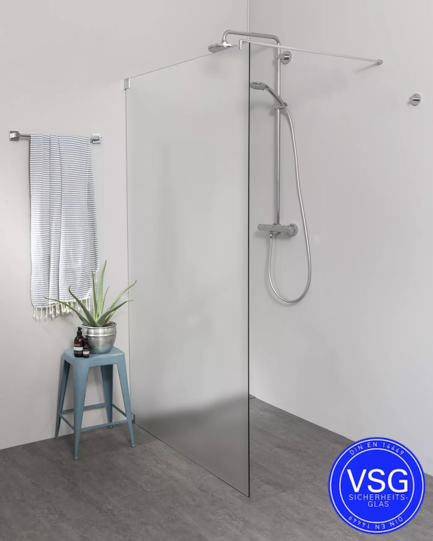 Begehbare VSG Dusche: Freistehende Duschwand Maßanfertigung