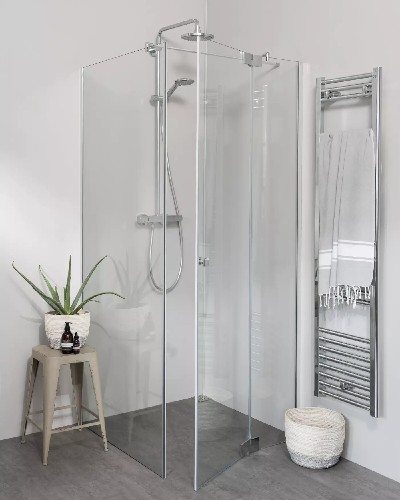 Teilgerahmte Eckdusche mit Pendeltür und Festwand
