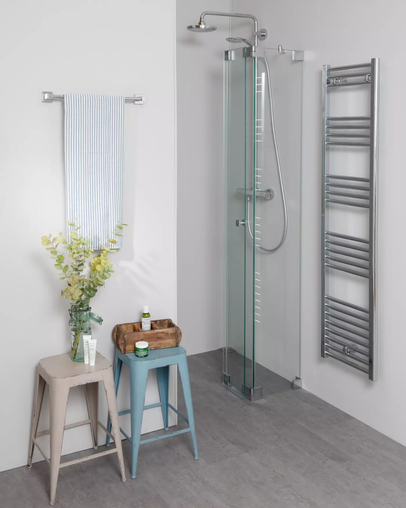 Nischendusche mit Falttür an Wand nach Maß