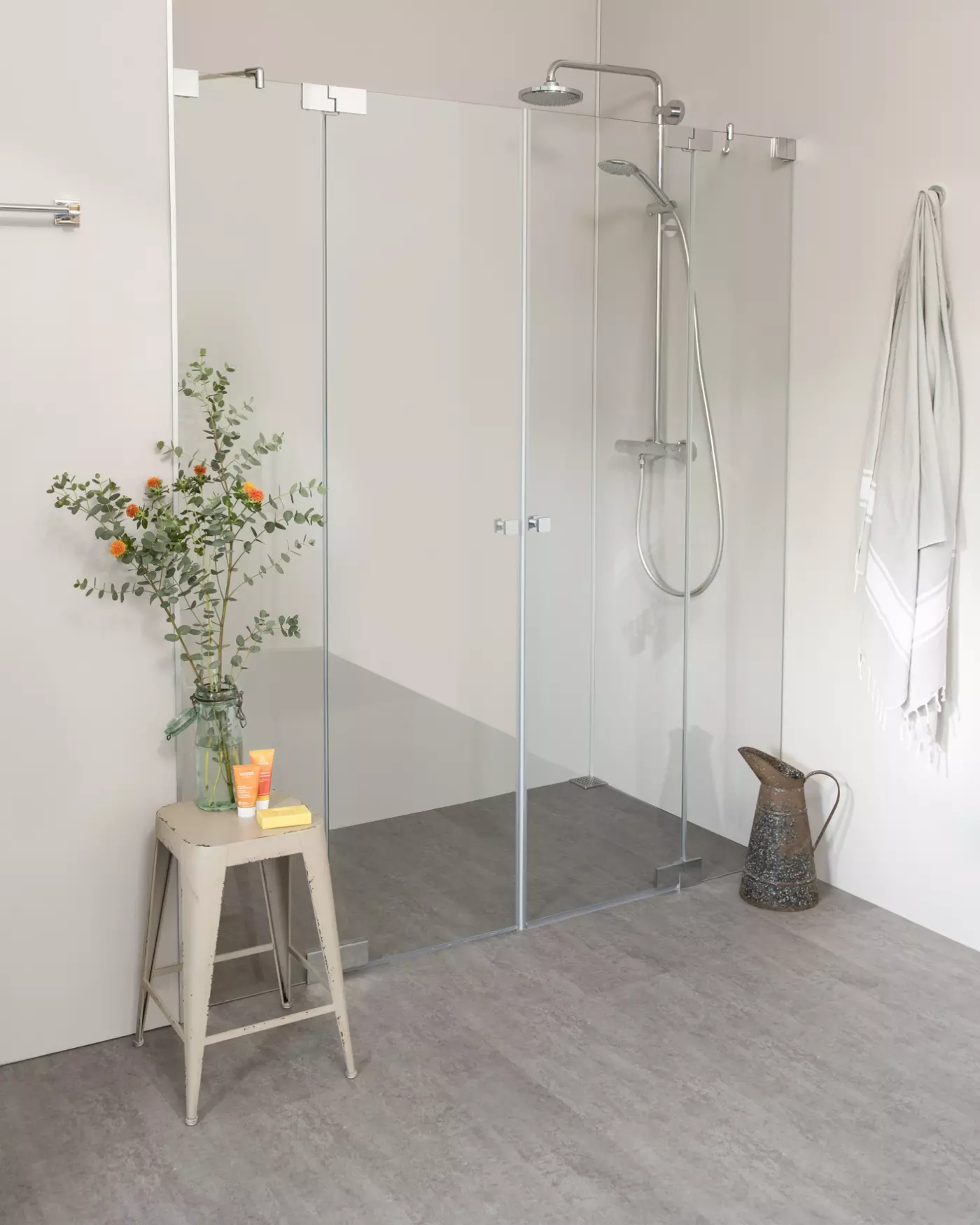 Nischendusche mit Pendeltür an Wand Sondermaße