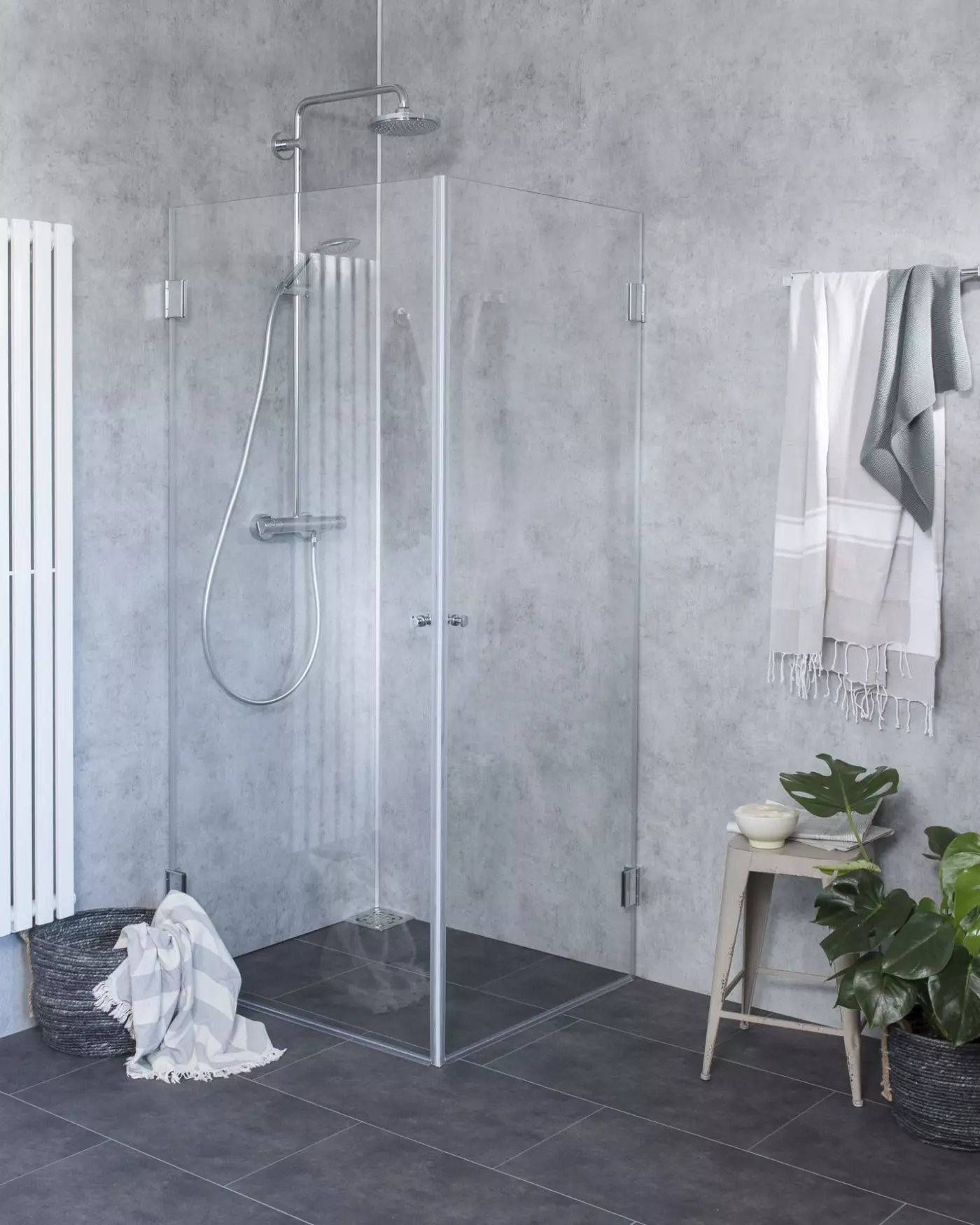 Eck-Duschkabine mit 2 Türen an Wand