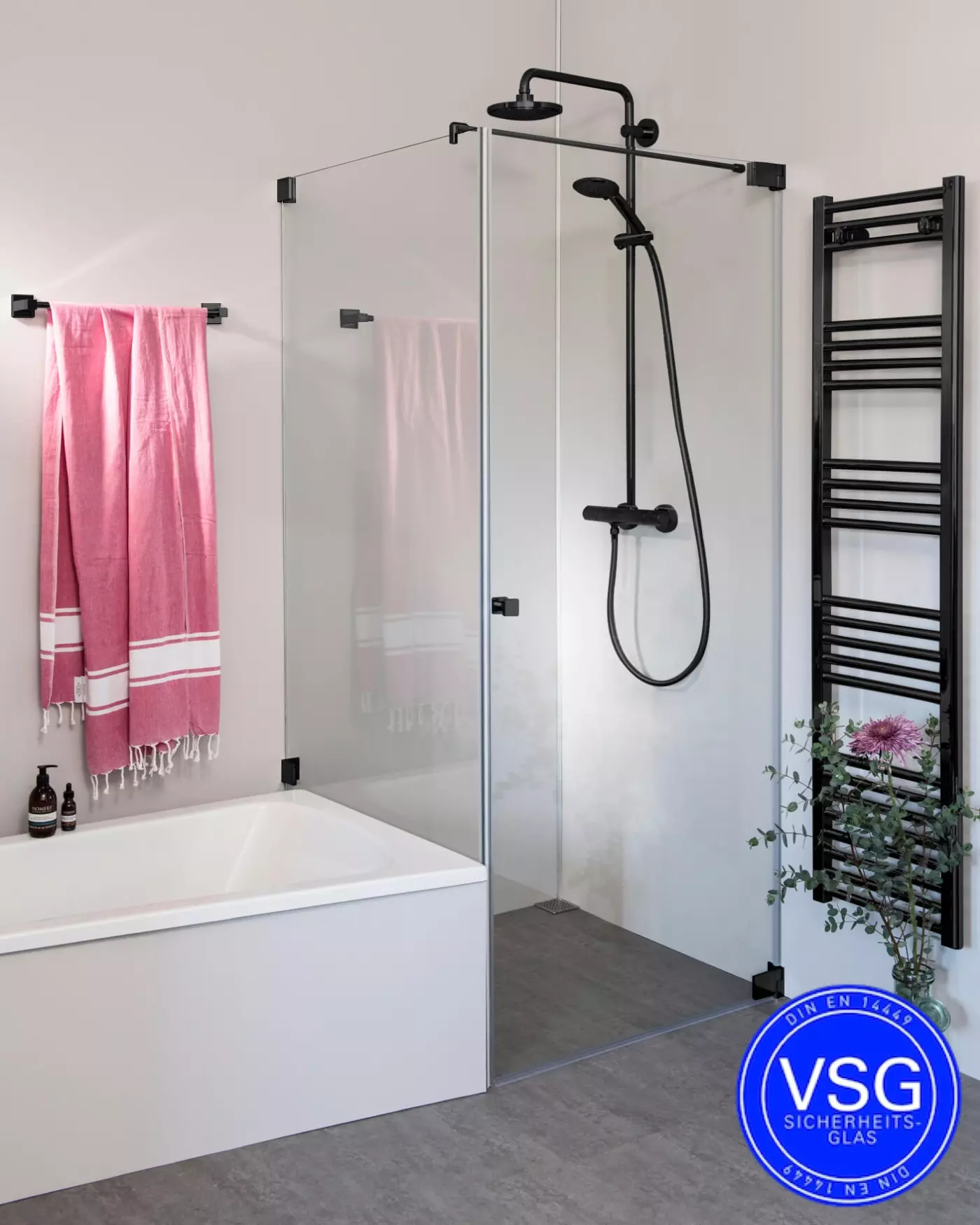 VSG Eckdusche nach Maß neben Badewanne mit Festwand verkürzt & Pendeltür