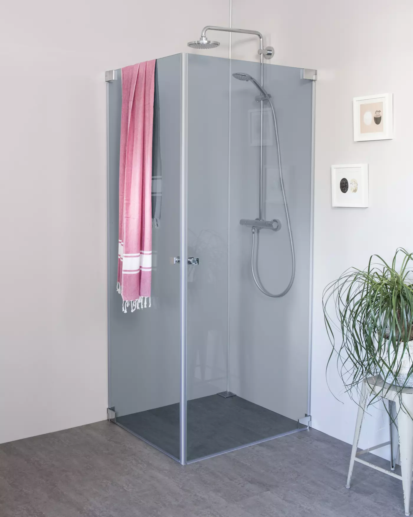 Eck Duschkabine mit 2 Pendeltüren an Wand auf Maß