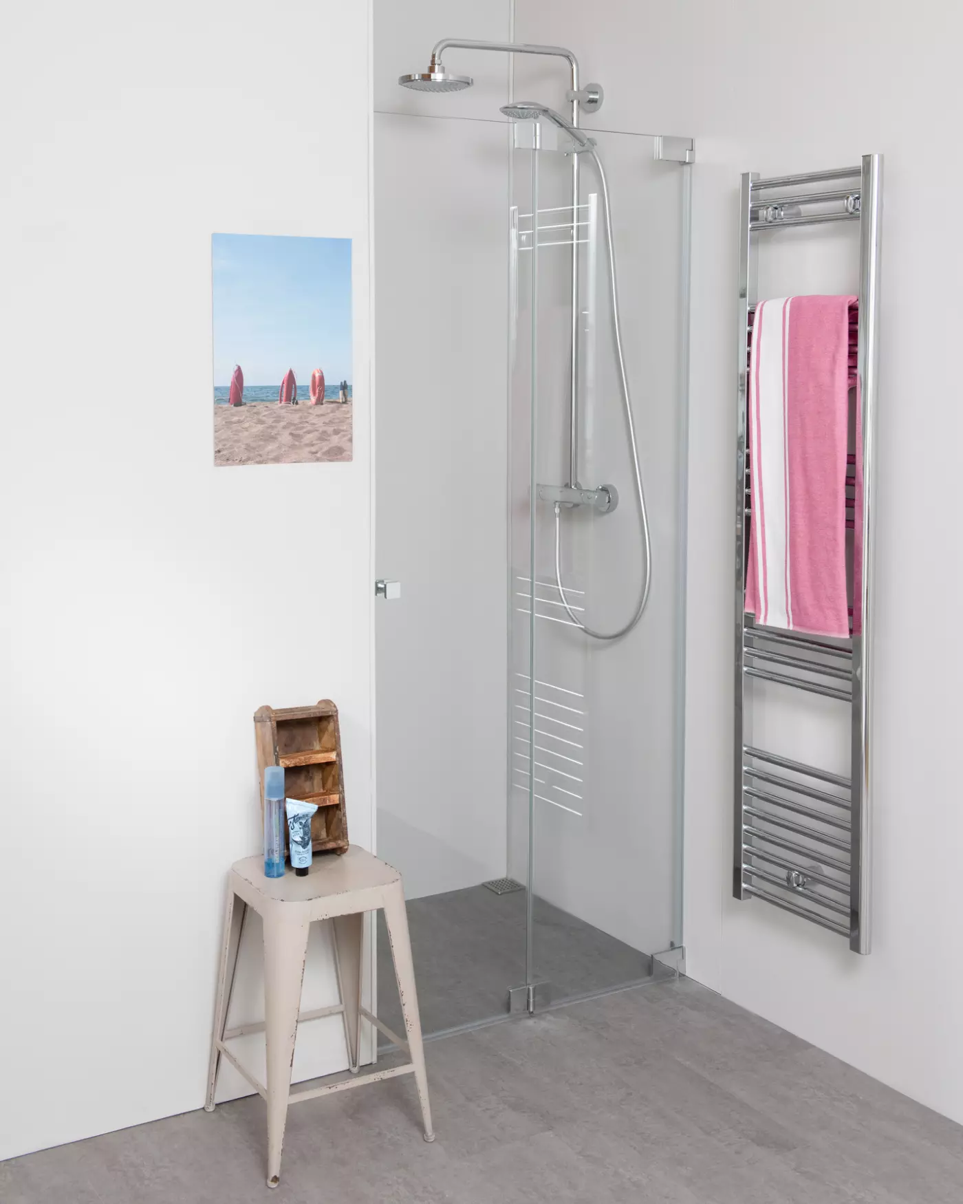 Nischendusche mit Pendeltür an Wand
