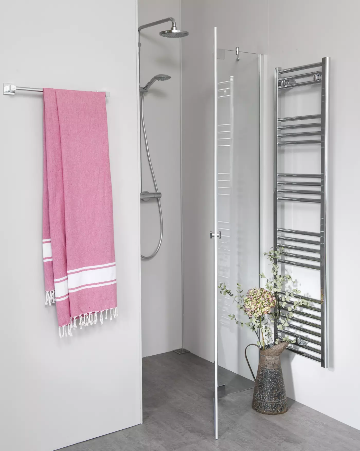 Nischendusche mit Pendeltür