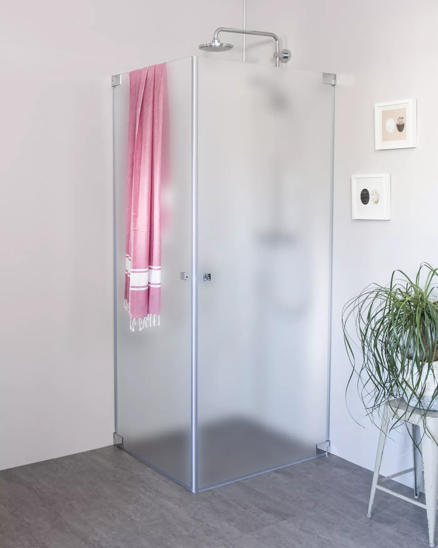 Eck Duschkabine mit 2 Pendeltüren an Wand auf Maß