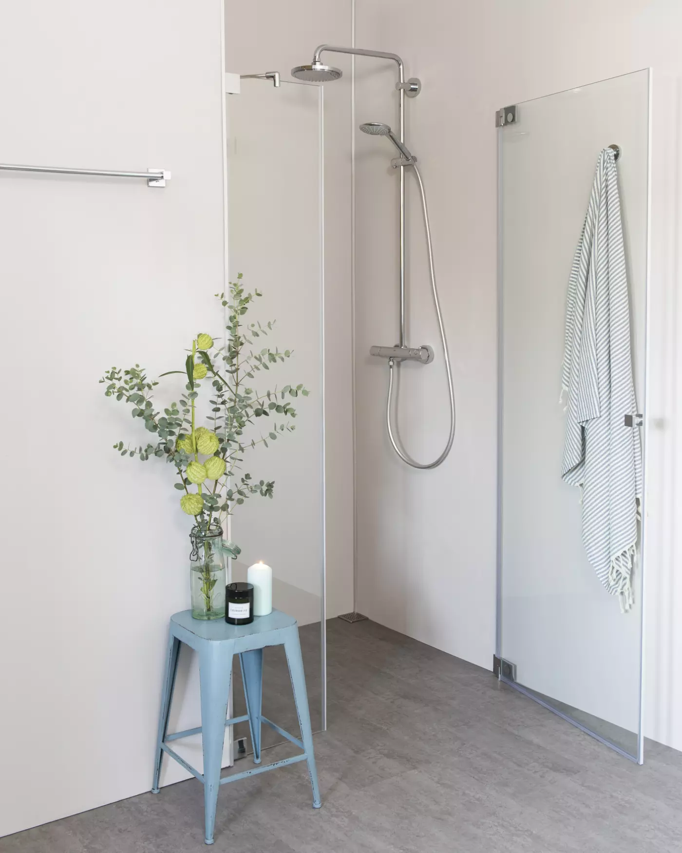 Nischendusche mit Pendeltür an Wand & Zusatz Festteil nach Maß