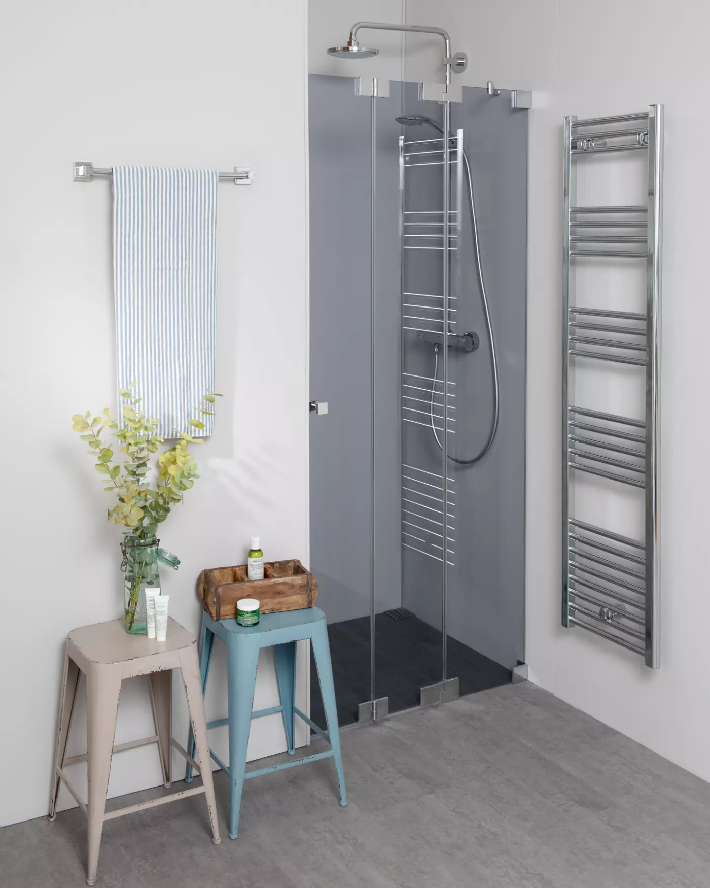 Nischendusche mit Falttür an Wand nach Maß