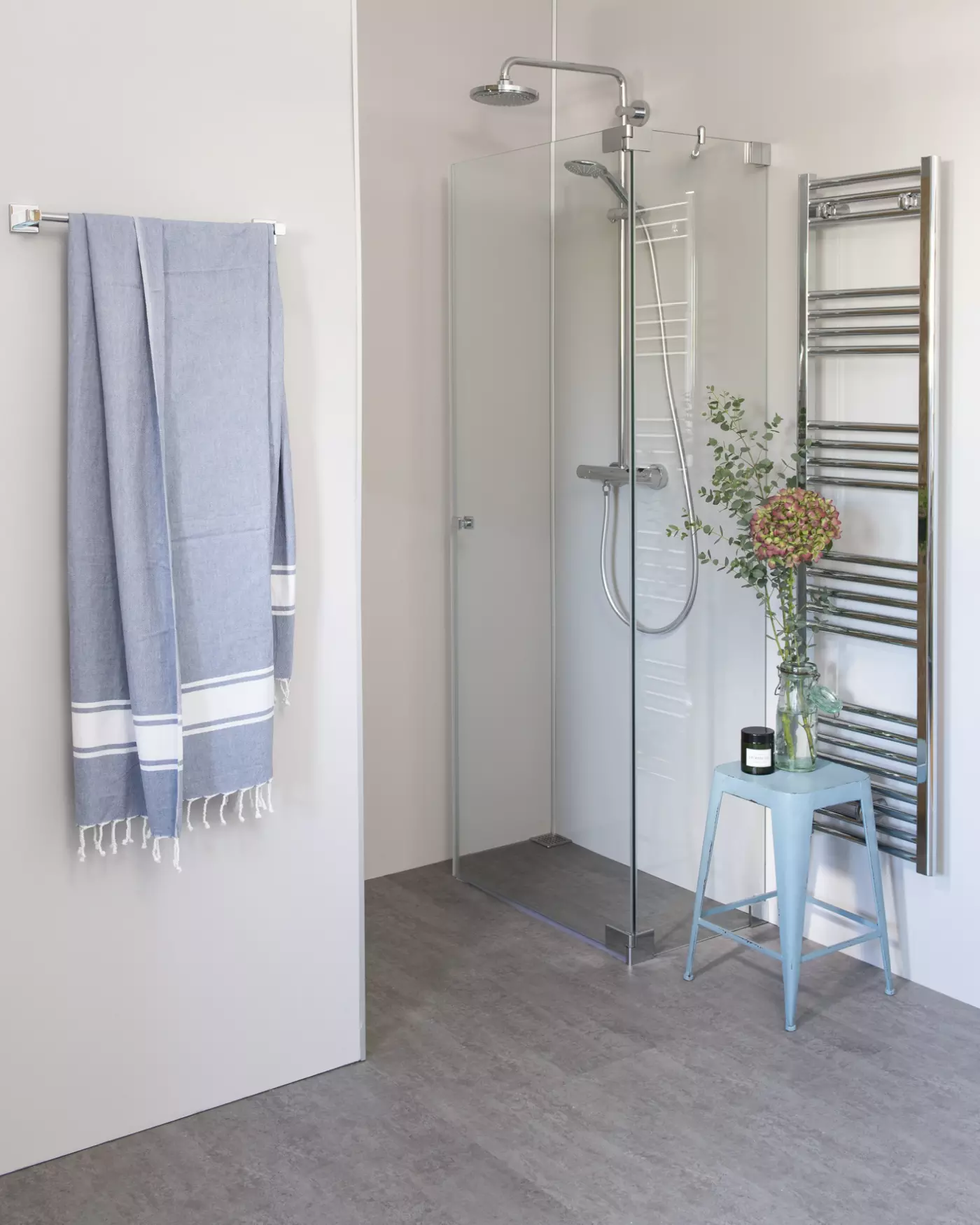 Nischendusche mit Pendeltür, groß