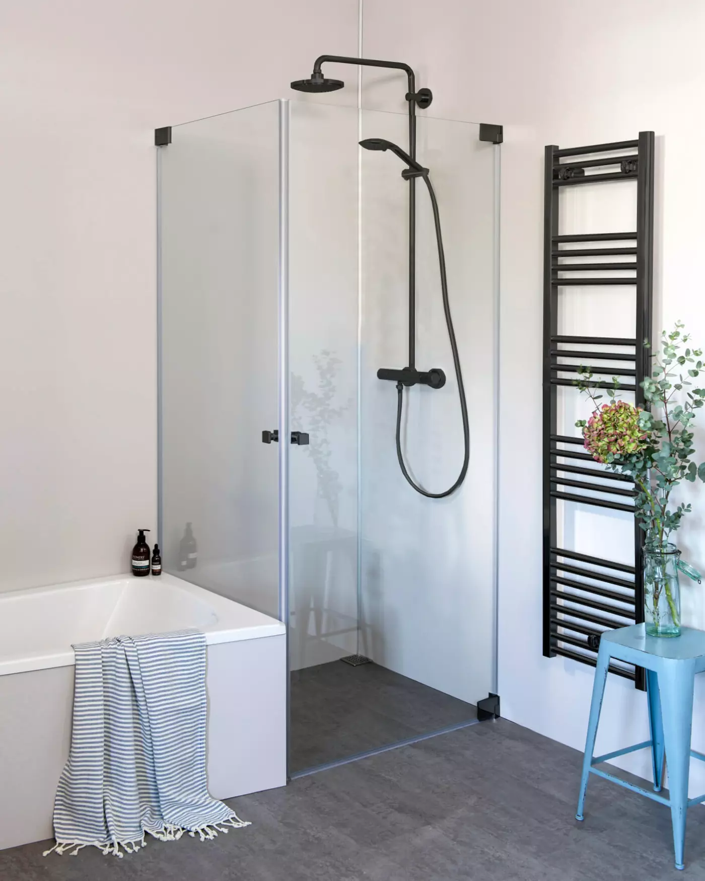 Eck Duschkabine neben Badewanne, 2 Pendeltüren an Wand