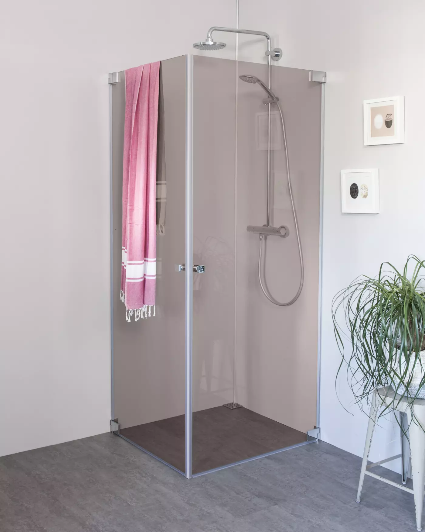 Eck Duschkabine mit 2 Pendeltüren an Wand auf Maß