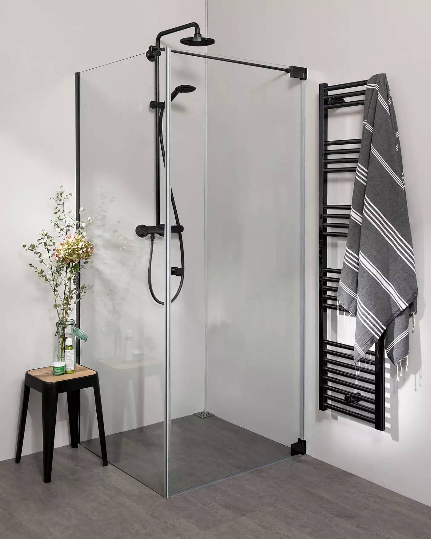 Teilgerahmte Eckdusche 100x100 mit Pendeltür an Wand und Festwand & Duschwanne