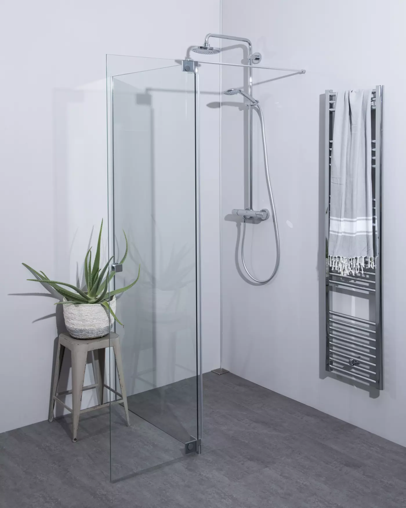 Begehbare Dusche: Duschwand mit Wandprofil & Klappteil