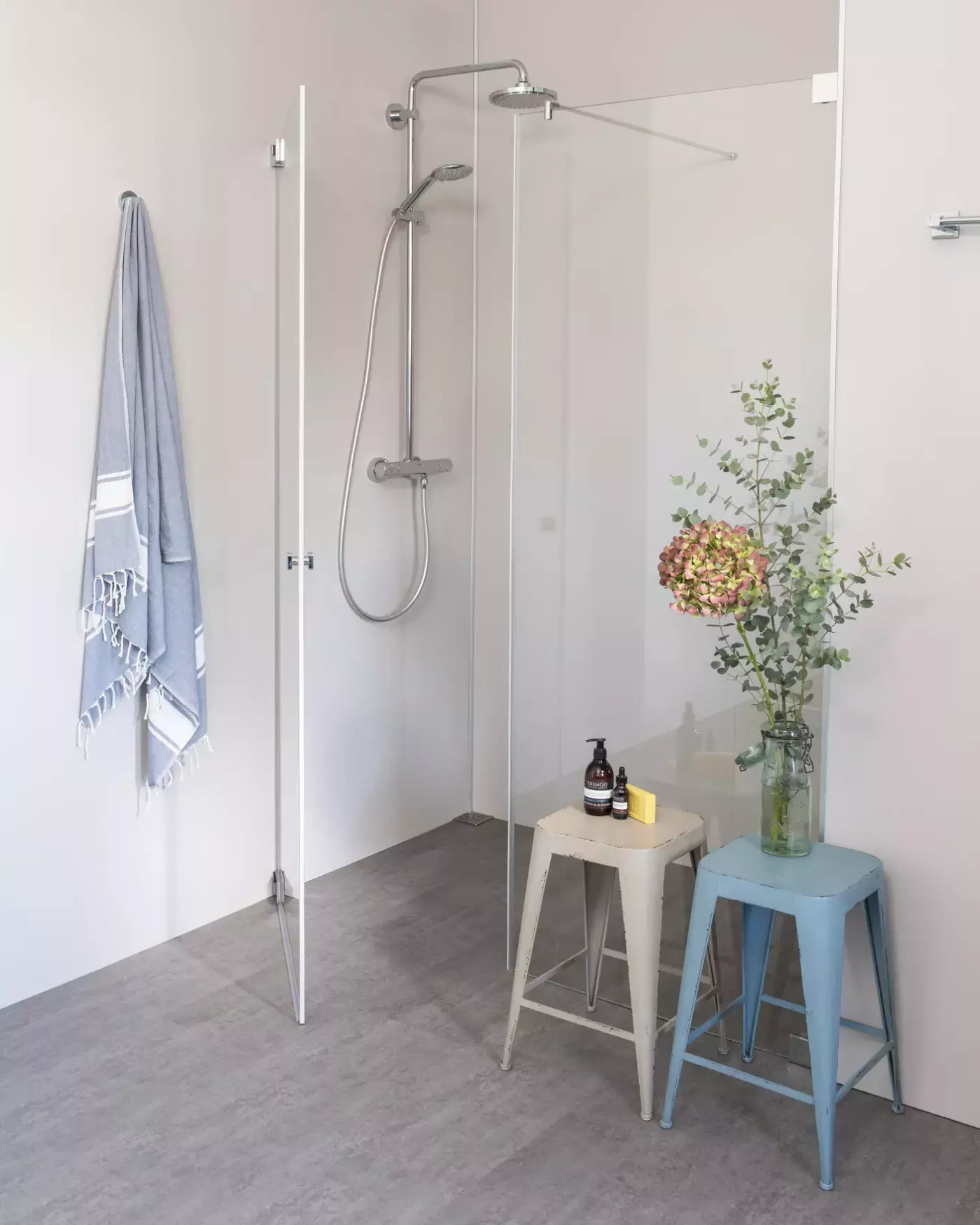 Nischendusche mit Pendeltür an Wand und zusätzlicher Festwand