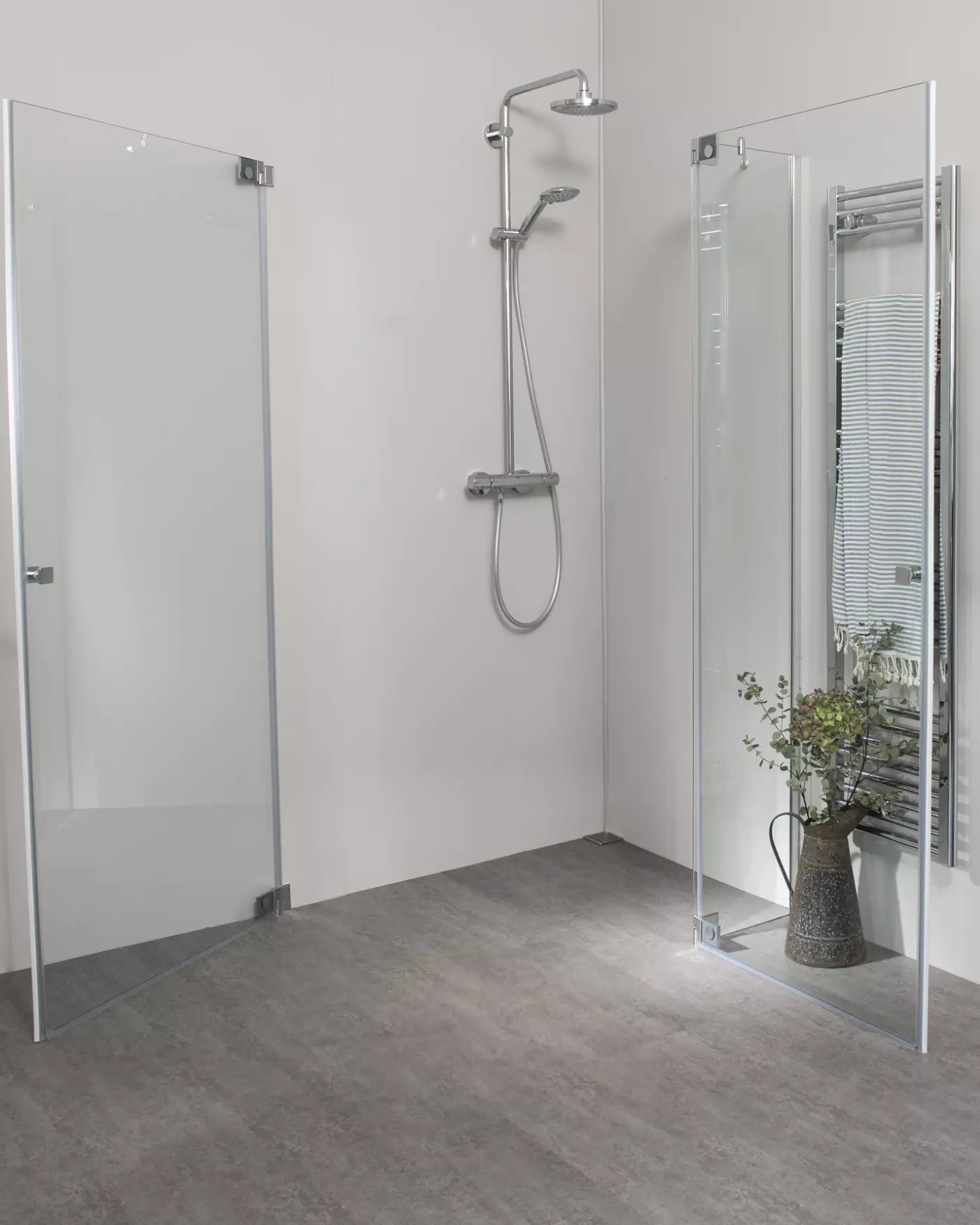 Teilgerahmte Eck Duschkabine neben Badewanne mit 2 Pendeltüren, Sondermaße groß