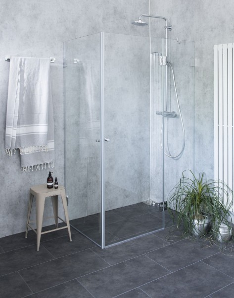 Große bündige Eckdusche mit Innentür und Tür an Festteil