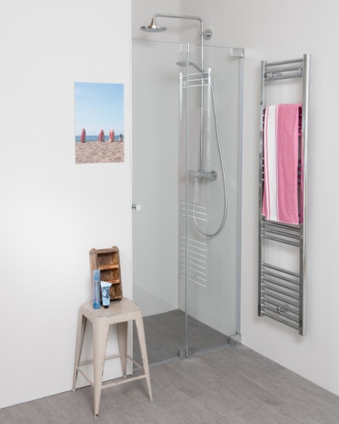 Nischendusche mit Pendeltür an Wand